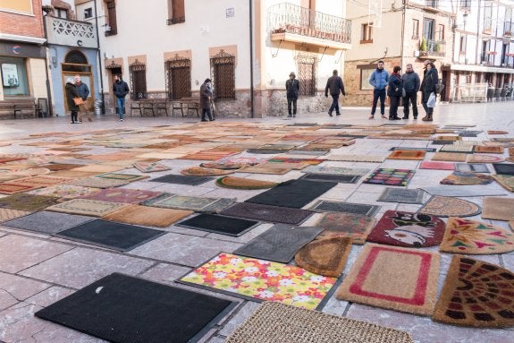 Expectación en la plaza de Torremúzquiz, de Ezcaray, en torno a los felpudos. 