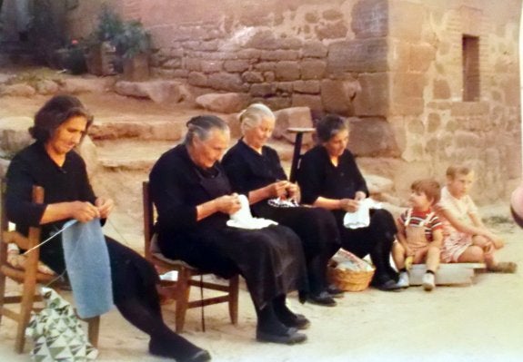 Cosiendo en la calle en Azofra hace 40 años