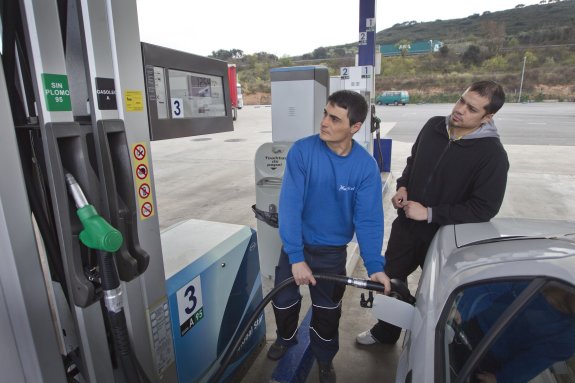 Un operario repone combustible en una gasolinera riojana. :: justo rodríguez