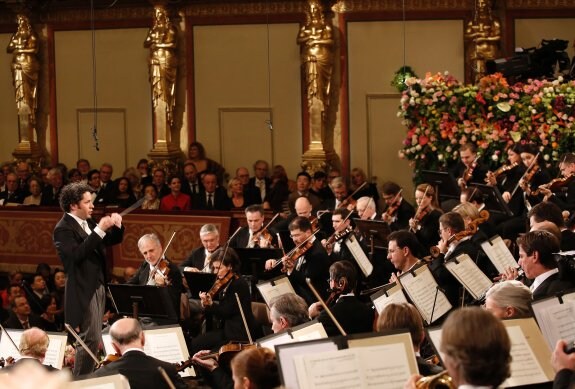 Gustavo Dudamel dirige, ayer, a la Filarmónica de Viena en el tradicional Concierto de Año Nuevo. :: Dieter Nagl / afp