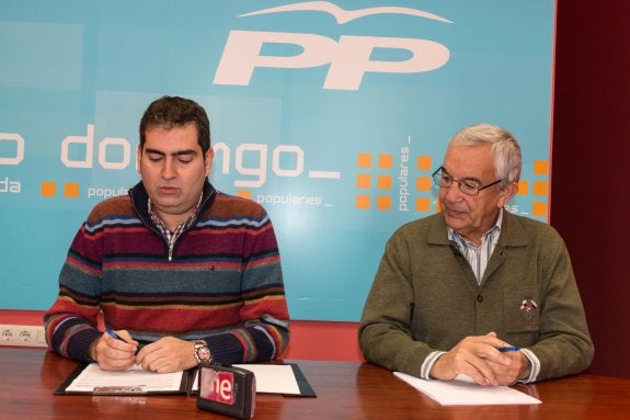 David Mena y Javier Azpeitia, ayer en rueda de prensa. :: 