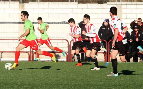 Chimbo, autor del gol del triunfo del Varea, conduce el balón en una contra de los arlequinados. :: 