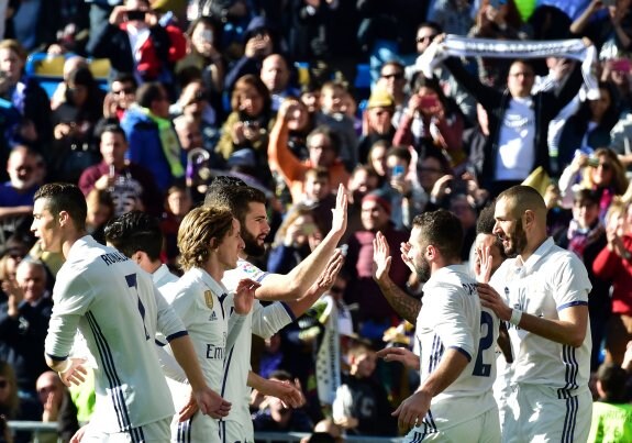Los jugadores del Madrid se felicitan tras su primer gol al Granada, el pasado sábado. :: efe
