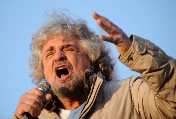 Beppe Grillo, líder del Movimiento 5 Estrellas, durante un mitin en Turín. :: reuters