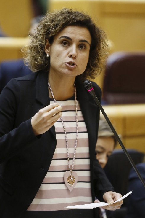 La ministra de Sanidad, Dolors Montserrat, en el Senado. :: Fernando Alvarado / Efe