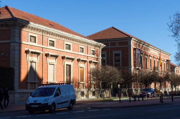 Antiguo Gobierno Militar. Calle Comandancia: Construidos en 1919, los edificios militares son los que tienen, en principio, mayores posibilidades de renacer. El Ayuntamiento planea trasladar allí la Escuela de Música.