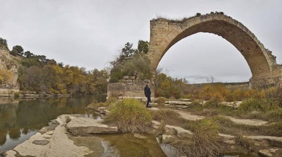 Puente Mantible entre Assa y Logroño. 