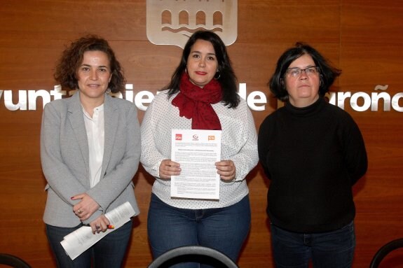 Beatriz Alonso (PSOE), María Luisa Alonso (C's) y Paz Manso de Zúñiga (Cambia). :: juan marÍN
