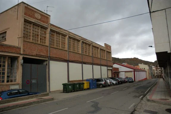 Parte del inmueble municipal de la fábrica y, de blanco y rojo, la nave de la Fundación Hospital. :: 