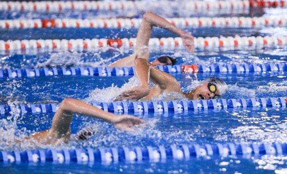 Tres nadadores disputan una apretada carrera de estilo libre. :: F.D.