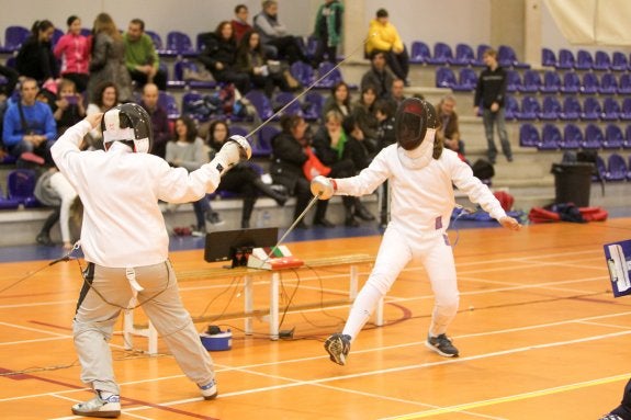 Dos tiradores, en el pabellón San Millán. :: F.D.