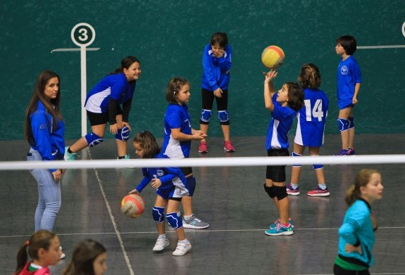 Un grupo de niñas, antes de comenzar sus partidos. 