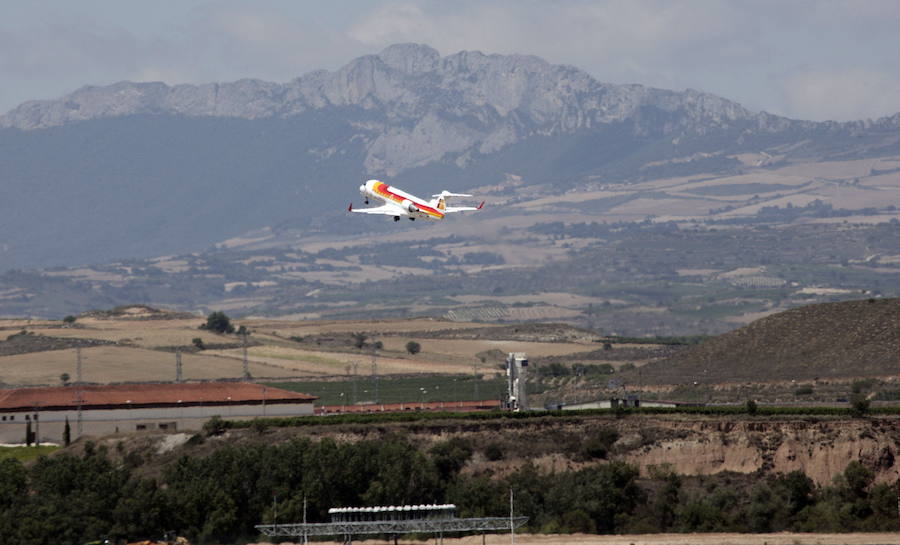 Despegue de un avión desde Agoncillo con la Sierra de Cantabria al fondo. 