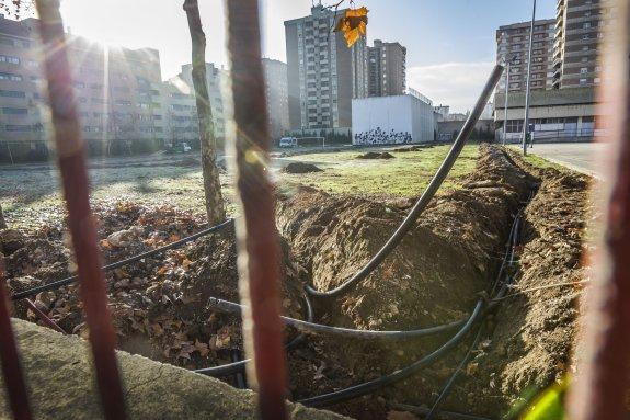 Detalle de las tuberías y conducciones que se han enterrado bajo tierra para el suministro de gas. 