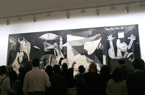 Contemplación. Un grupo de visitantes del Reina Sofía observa el 'Guernica' de Picasso..
