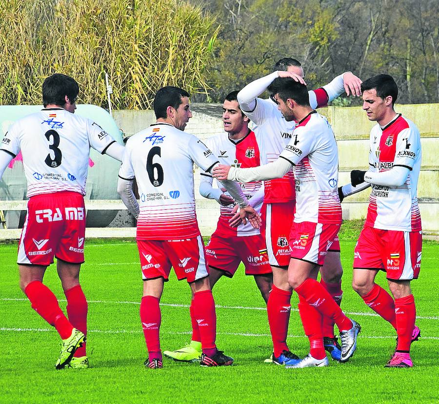 Los futbolistas de Blas Terroba celebran un gol en su campo. 