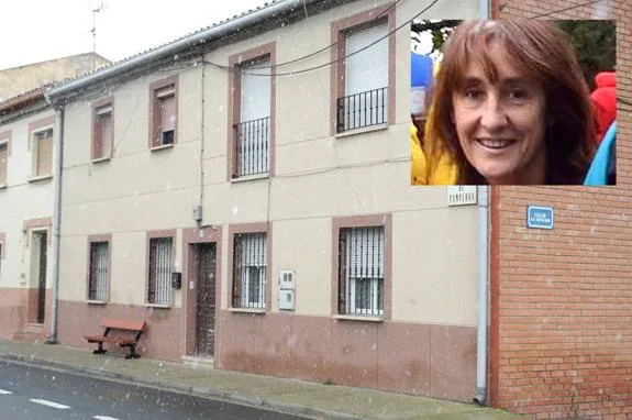 Casa familiar de Blanca Marqués en Valverde.  A la derecha, una imagen de la fallecida. :: s.s.j. / Diario de Navarra