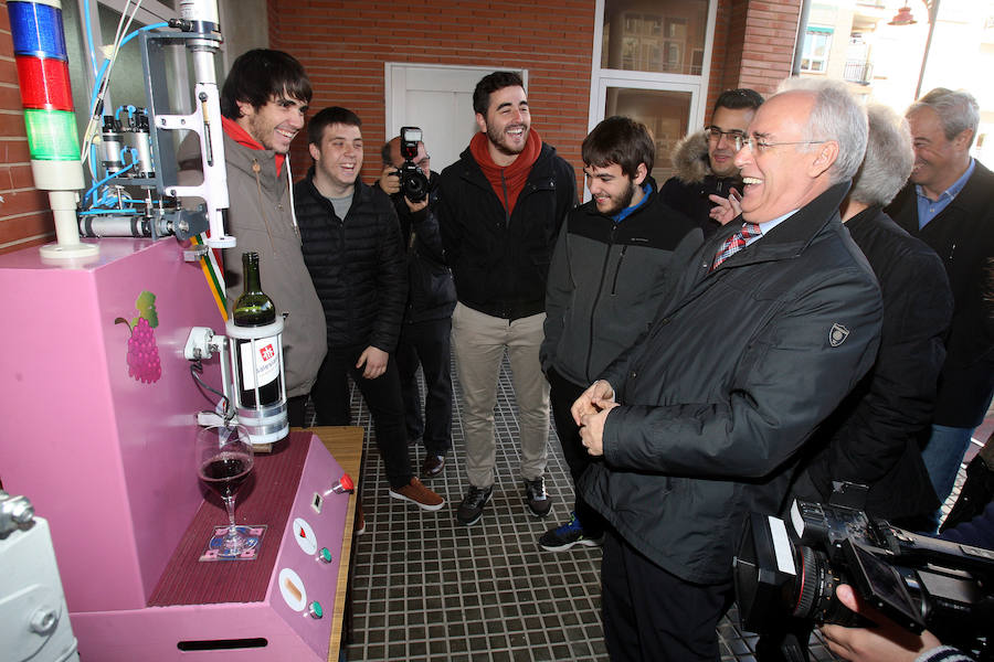 Ceniceros observa el trabajo de una máquina ideada en Los Boscos. 