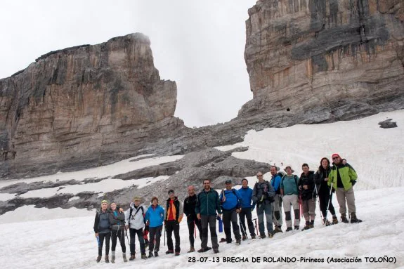 Los socios en una salida a una de las cumbres de Pirineos. :: 