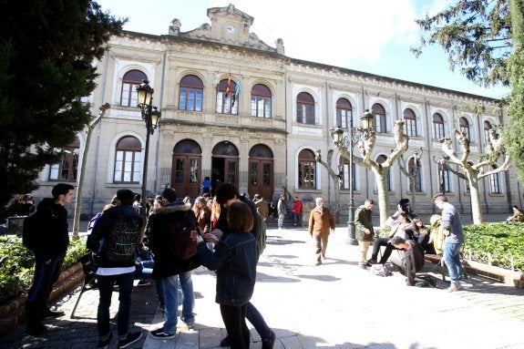 Alumnos del Sagasta junto al instituto, antes de ser desalojado para el inicio de las obras. ::