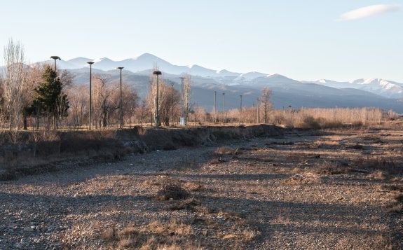 El cauce del Oja continúa completamente seco a estas alturas. :: albo