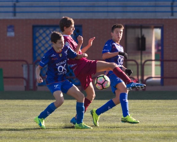 Dos imágenes de partidos de las ligas infantiles disputados esta temporada en Prado Viejo. 