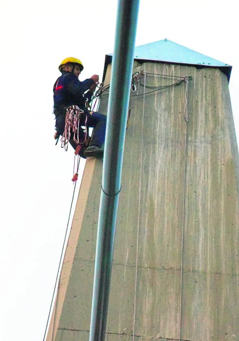 'Sombrerete' piramidal instalado en lo alto de la  pasarela por Bomberos. 