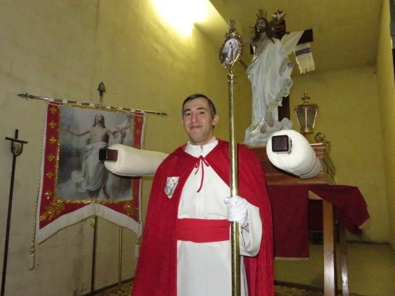 Javier Cordón, alcalde del paso, ha encargado la imagen del Cristo Resucitado a la Escuela murciana de Salzillo. Con este paso se completa la Semana Santa arnedana. :: e.p.