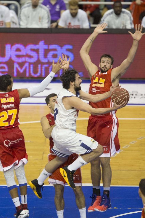 Sergio Llull entra a canasta ante la oposición de Marcos Delía. :: efe