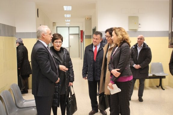 Las autoridades regionales y locales conocieron ayer el estado del centro de salud alfareño. :: E.P.