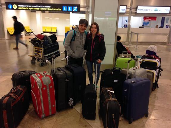 José Javier Chavarri y Mireya Martínez posan en el aeropuerto antes de viajar al Chad. 