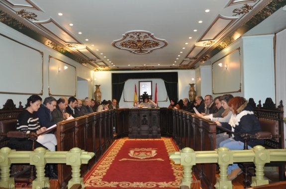 Los diecisiete concejales aprobaron la remisión del Plan General Muncipal de Haro. :: c.v.