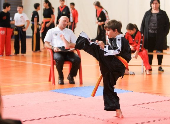 Un escolar, durante un ejercicio de formas.
