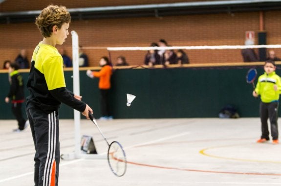 Una escolar coloca un balón, durante el calentamiento previo al partido. El bádminton vuelve al colegio de Lardero para disputar una nueva jornada. 