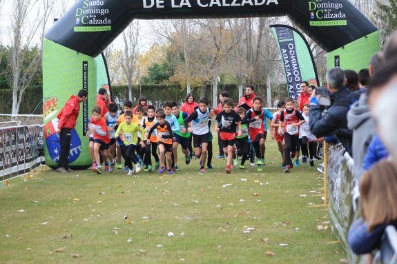 Salida de la carrera infantil en el cross que inauguró la temporada en Santo Domingo. :: C.A.M.