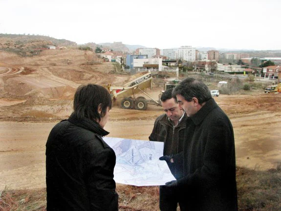 Francisco Bermejo, gerente de INAR; el edil Manolo Soria y el entonces alcalde, Juan Antonio Abad ante las obras en El Sol. :: 