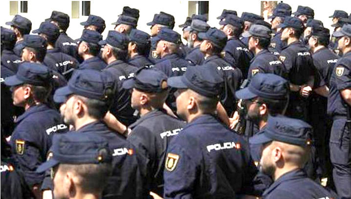 Agentes de la Policía Nac ional en un acto. 