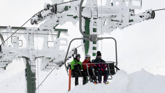Un grupo de esquiadores asciende en telesilla a las pistas de Valdezcaray. 