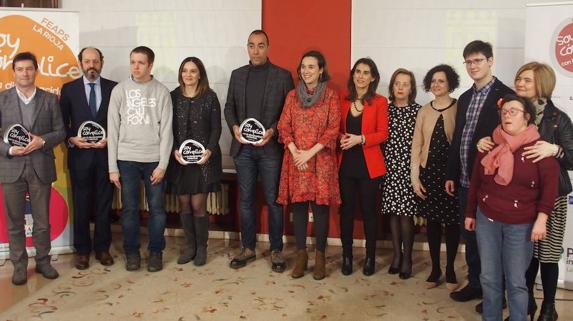 Lorenzo Quinn (5º por la izquierda) apadrina la campaña de sensibilización de la discapacidad intelectual. 