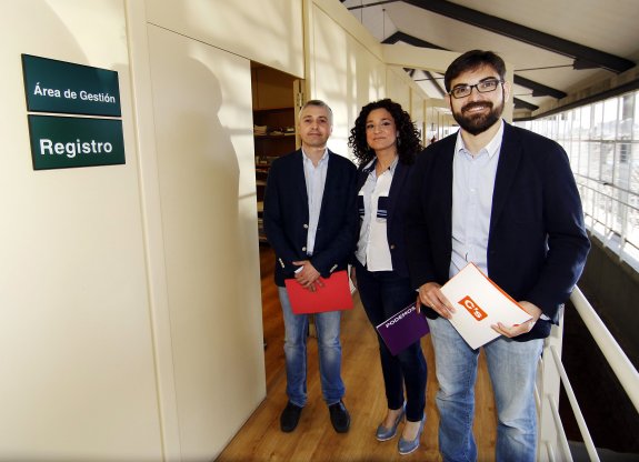 Ocón y representantes del resto de la oposición en el Parlamento, durante el registro de una de las comisiones. :: j. herreros
