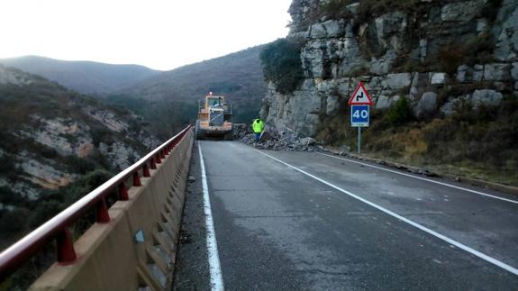 Una pala retira todo el material que se ha precipitado sobre la carretera. 