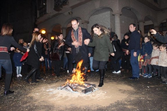 Una pareja salta sobre la hoguera en el 'tearnendarach' arnedano. :: 