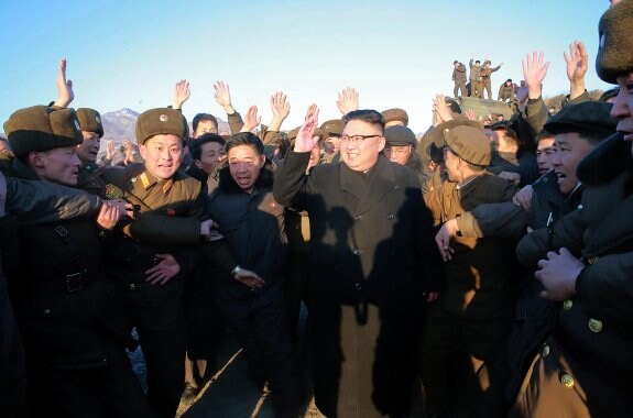 La foto facilitada por la agencia oficial muestra al líder norcoreano, Kim Jong-un, aclamado por soldados en una base de misiles . :: afp