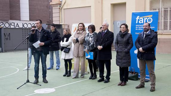 Evocación de las autoridades del Día Internacional del Niño con Cáncer en el patio de Maristas. 