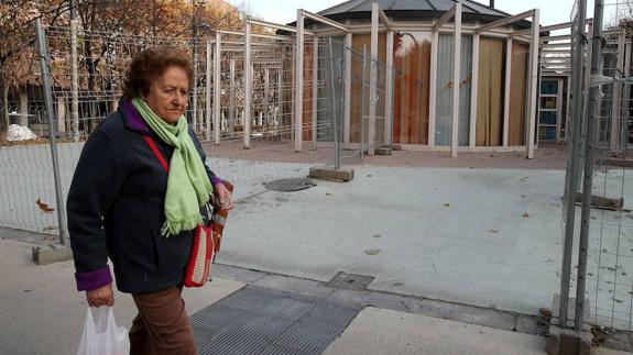 Una mujer transita en el entorno de Primero de Mayo con las obras que se acometieron en el 2014. 
