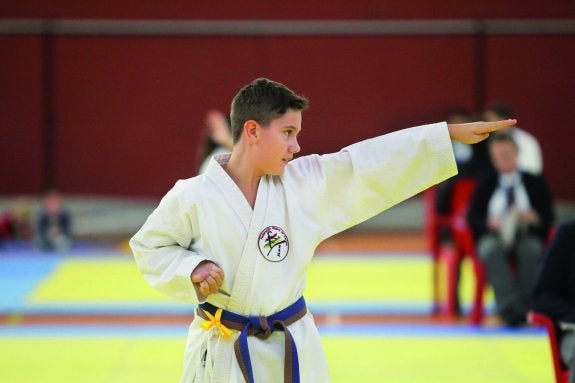 Un karateka ejecuta  una kata durante  una de las jornadas de la pasada campaña.  