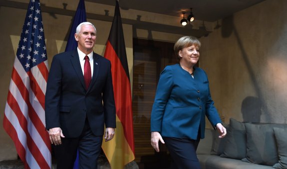 Pence y Merkel abandonan la sala en la que todos los mandatarios asistentes posaron para la fotografía oficial de la Conferencia de Seguridad. :: Christof STACHE / afp
