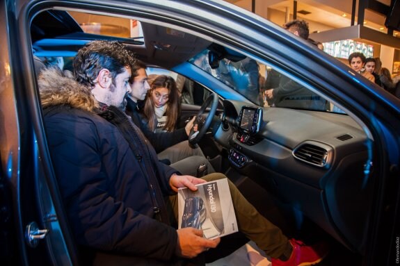 Descubrimiento. Distintos momentos de la presentación del Hyundai i30, el pasado viernes en Logroño