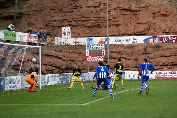 El remate de Orodea, en el suelo, se convierte en el 2-0. :: 