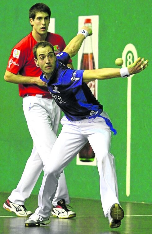 David Merino golpea la pelota ayer en Eibar ante la mirada de Larunbe. ::